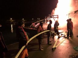烏石港內船舶火警   警消即時救援  無人傷亡